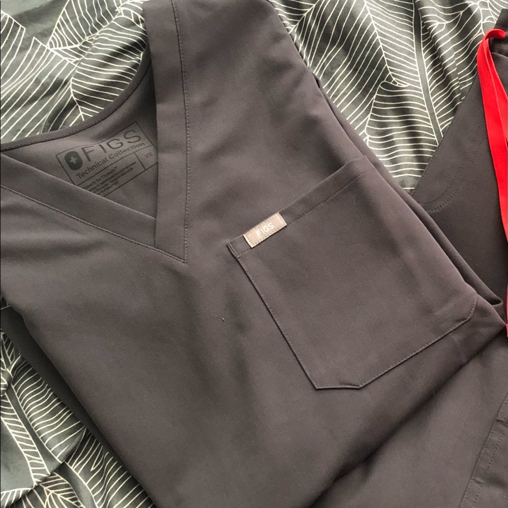 Figs charcoal scrub top in XS